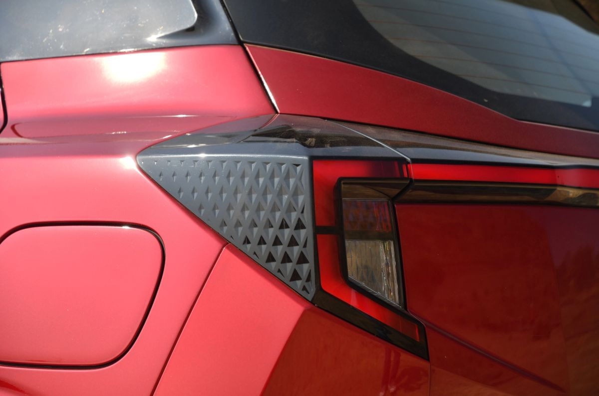 The diamond pattern on the tail lamps is a very nice little details. 